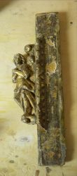 modanatura in legno dorato con pesante ridipintura a porporina